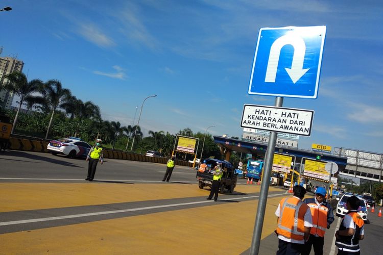 Kondisi gerbang tol Bekasi Barat, Senin (26/3/2018). Polisi belum menindak pelanggar peraturan ganjil genap dikarenakan operasi keselamatan jaya yang masih berlangsung hingga hari ini.