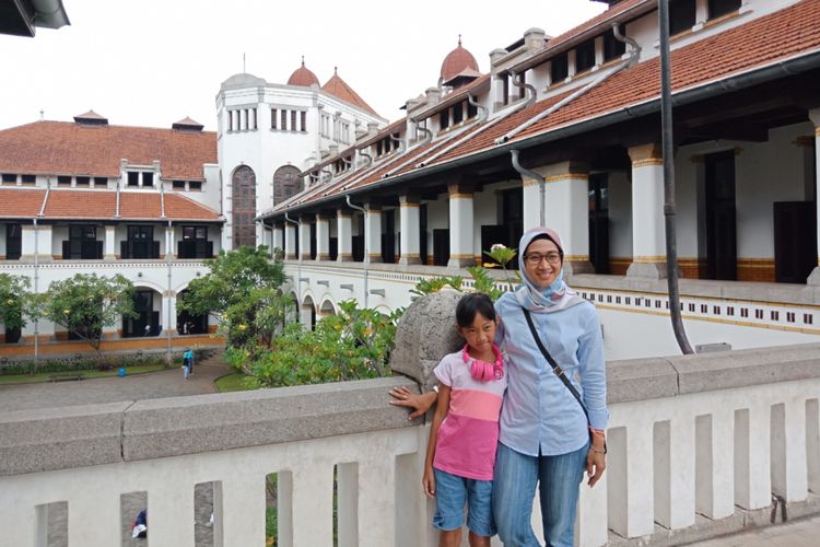 Wisatawan sedang berfoto berlatarkan di bangunan arsitektur Eropa, di Lawang Sewu, Semarang, Rabu (28/3/2018).