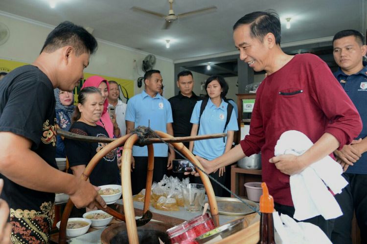 Presiden Joko Widodo Nge-vlog di warung soto Triwindu, Solo, Minggu (1/4/2018)