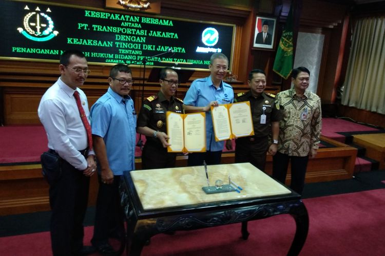 Dirut Transjakarta Budi Kaliwono bersama Kepala Kejati DKI Jakarta Toni T Spontana menandatangani kerja sama, Kamis (5/4/2018)