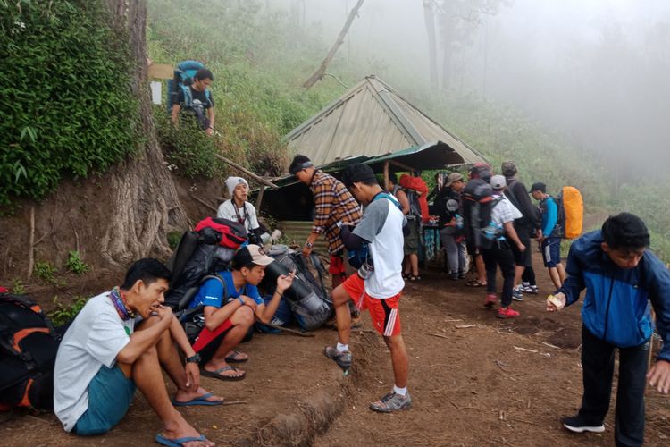 Suasana pendaki yang beristirahat di pos tiga pendakian Gunung Semeru, Kabupaten Lumajang, Jawa Timur, pada Sabtu (7/4/2018).