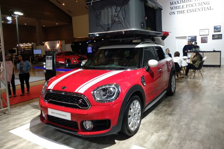 Mini pajang Countryman dengan tenda di atapnya di IIMS 2018