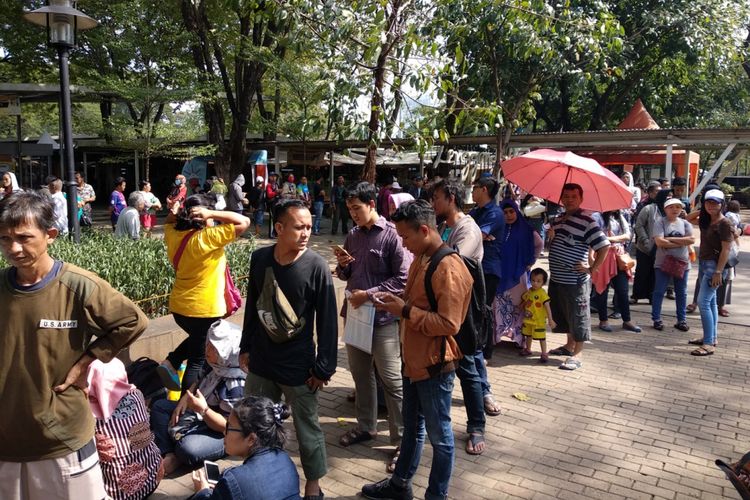 Warga mengantri menukarkan uang dinLapangan IRTI Monas, Selasa (22/5/2018)