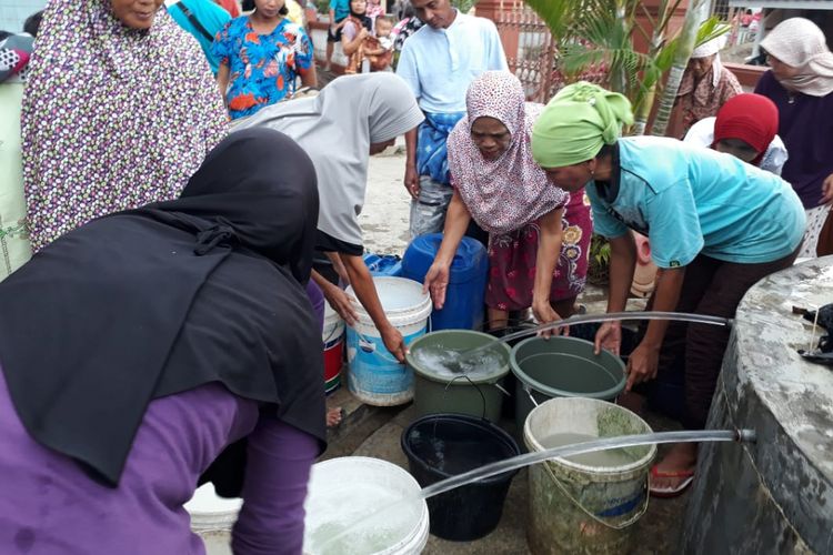 Warga Purbaratu menerima bantuan air bersih dari Polres Tasikmalaya Kota. 