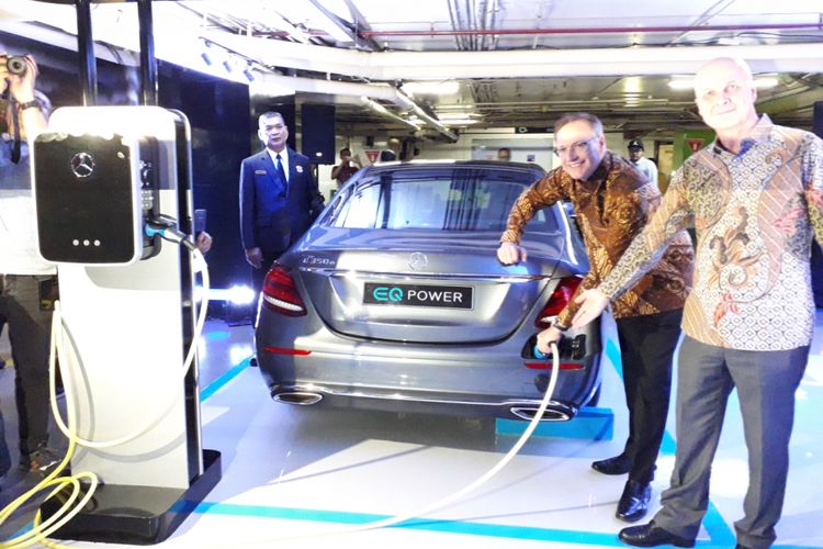 Para petinggi Mercedes-Benz Distribution Indonesia (MBDI) saat meresmikan Privilege Parking with EQ Power Charging yang berlokasi di Plaza Indonesia, Jakarta, tepatnya di area parkir P2, Senin (24/9/2018). Fasilitas pengisian baterai untuk mobil listrik dan mobil ramah lingkungan tersebut disediakan oleh MBDI khusus untuk pelanggannya.