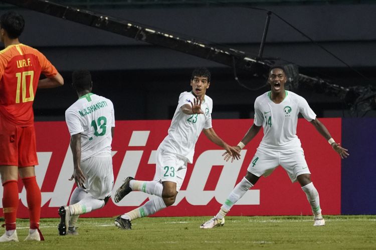Para pemain Arab Saudi merayakan gol ke gawang China pada pertandingan Grup D Piala Asia U-19 2018 di Stadion Patriot, Bekasi, 23 Oktober 2018. 