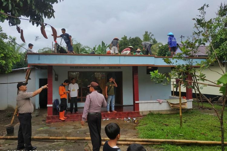 Warga bergotong-royong membenahi atap rumah milik Tamrin Sarifudin (65), Desa Tambaksogra, Kecamatan Sumbang, Banyumas, Jawa Tengah yang rusak dihantam angin kencang, Senin (5/11/2018).