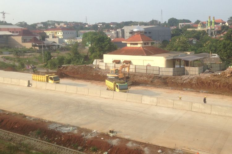 Masjid Baitur Rahim berada di bahu jalan tol Batang-Semarang, Jumat (7/12/2018). Masjid ini belum dirubuhkan karena belum dibangun masjid pengganti. 