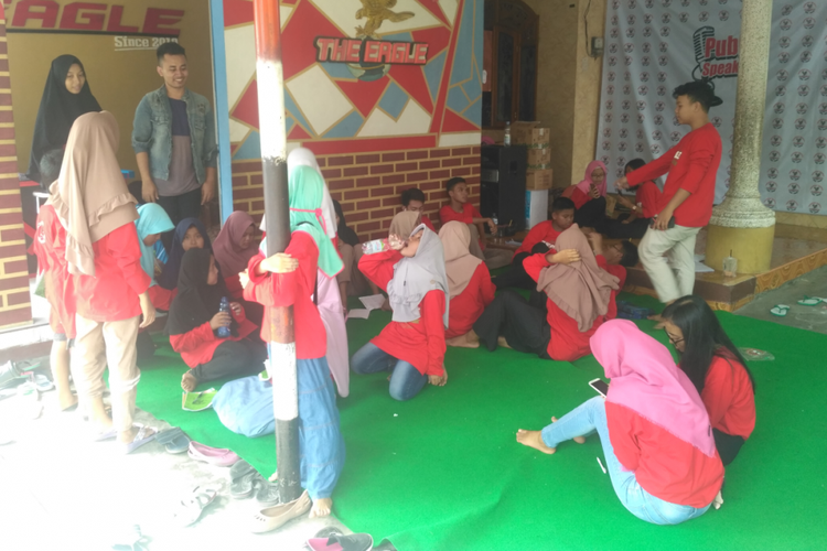 Para pelajar yang memanfaatkan libur sekolah dengan belajar Bahasa Inggris di Kampung Inggris, Pare, Kabupaten Kediri, Jawa Timur, Jumat (28/12/2018).