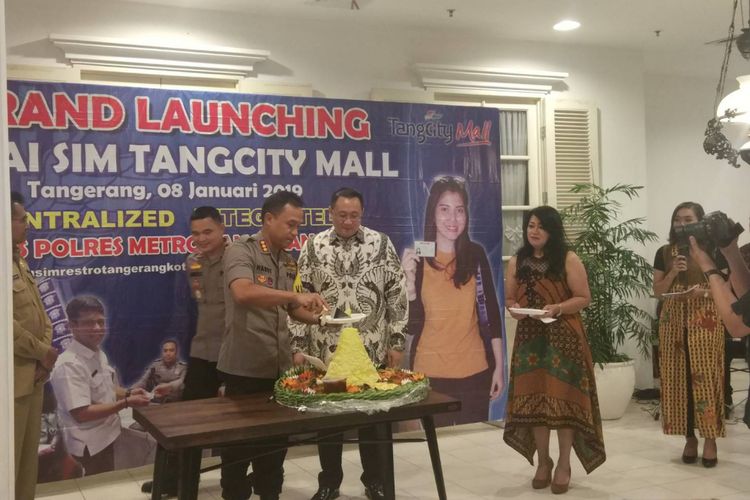 Peresmian Gerai SIM di Tangcity Mall dihadiri langsung Kapolres Metro Tangerang Kota (kiri) dan Direktur Tangcity Mall, Alexander Bambang (kanan) Selasa, (8/1/2019). 