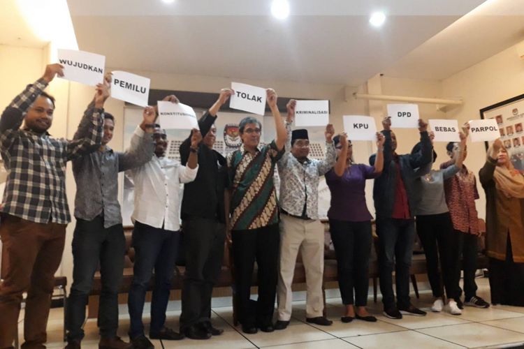 Koalisi Masyarakat Menolak Kriminalisasi Anggota KPU usai konferensi pers di kantor KPU, Menteng, Jakarta Pusat, Rabu (30/1/2019).
