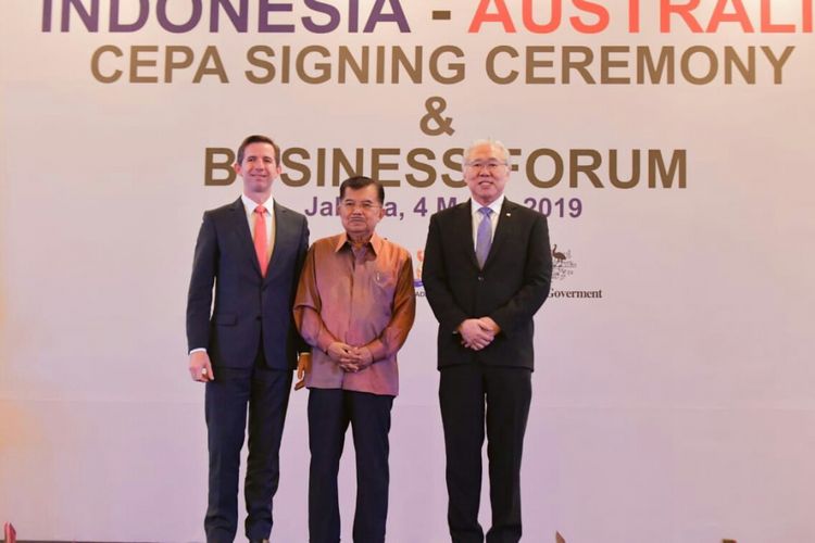 Wapres Jusuf Kalla berfoto bersama Menteri Perdagangan Enggartiasto Lukita dan Menteri Perdagangan, Pariwisata, dan Investasi Australia Simon Birmingham usai penandatanganan Indonesia-Australia CEPA