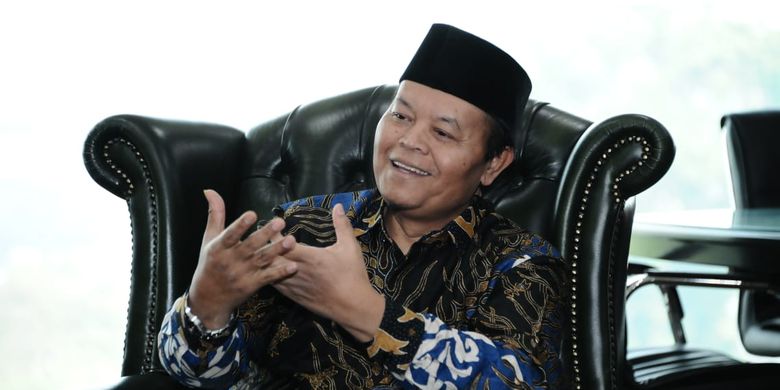 Wakil Ketua MPR RI Hidayat Nur Wahid (HNW) saat melakukan audiensi dengan delegasi Dewan Pimpinan Pusat Ikatan Mahasiswa Muhammadiyah (DPP IMM) di ruang kerja, Gedung Nusantara III, Kompleks Gedung MPR/DPR/DPD, Senayan, Jakarta, Kamis (25/7/2019).
