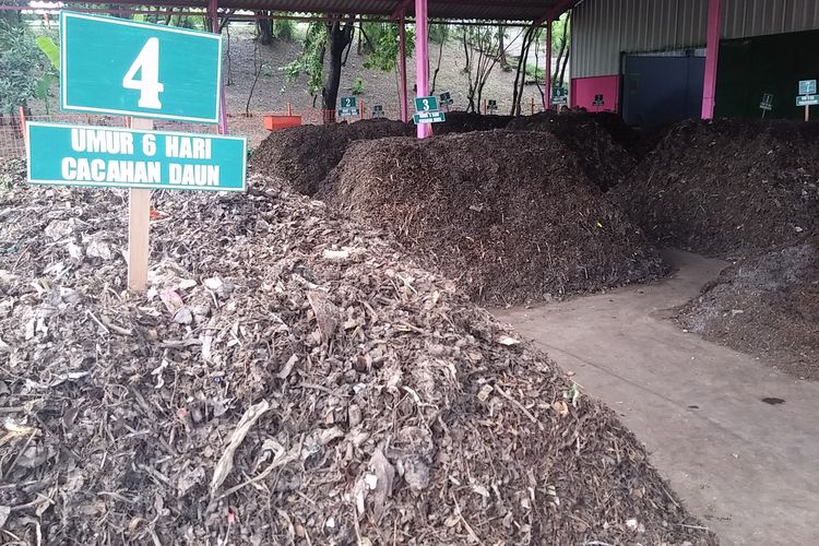 Tumpukan sampah organik diproses dengan metode Kue Lapis di Pusat Daur Ulang Kelurahan Jambangan, Kecamatan Jambangan, Surabaya, Jawa Timur.