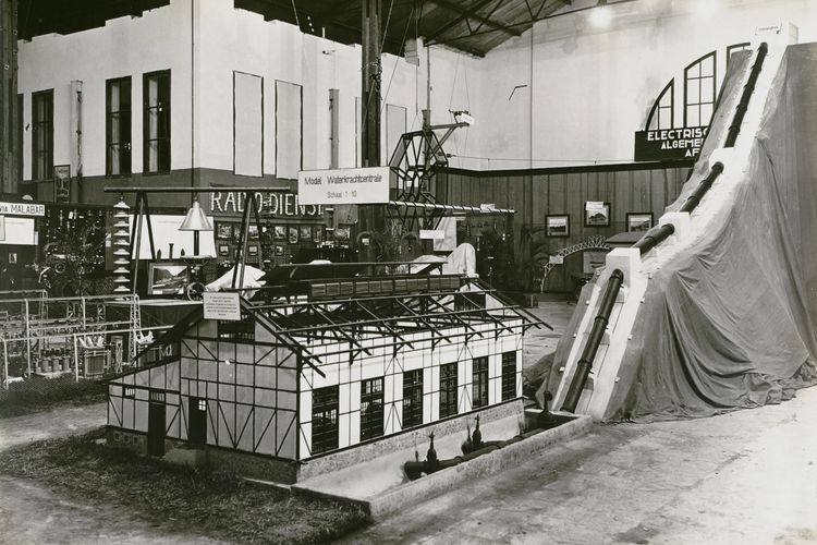 Miniatur model Waterkrachtcentrale yang dipamerkan di Jaarbeurs 1923. Jaarbeurs festival pameran tahunan?yang boleh jadi serupa Jakarta Fair di masa sekarang. Dibuka pertama kali pada 1919, Jaarbeurs di Bandung mempertemukan importir, produsen lokal, dan retailer. Pameran bergaya Eropa pertama di Hindia Belanda ini juga dimeriahkan oleh artisan dan hiburan musik maupun tari. 