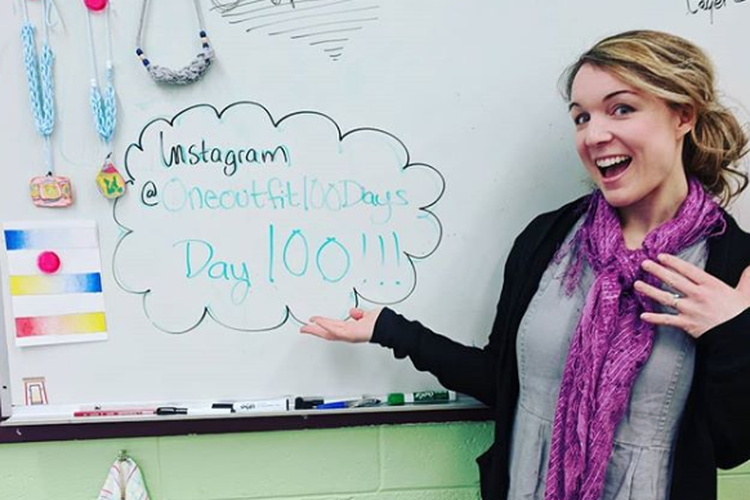 Julia Mooney, guru yang tak pernah ganti baju selama 100 hari