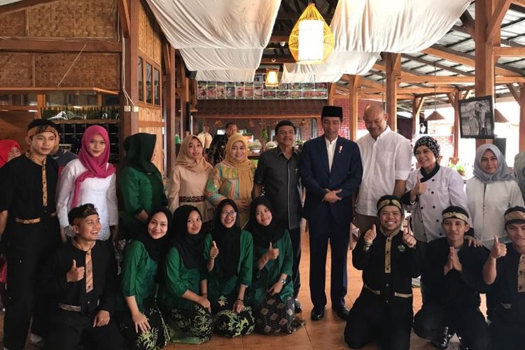 Presiden Joko Widodo berfoto bersama owner dan karyawan RM Muara Sunda setelah Jokowi makan siang, Selasa (17/10/2017)