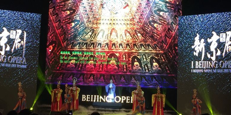 Chu Lan Lan dan I Beijing Opera menampilkan opera berjudul A Beauty with an Umbrella and Sing Sing So di Avenue of the Star, Lippo Mall Kemang Jakarta, Minggu (16/9/2018)