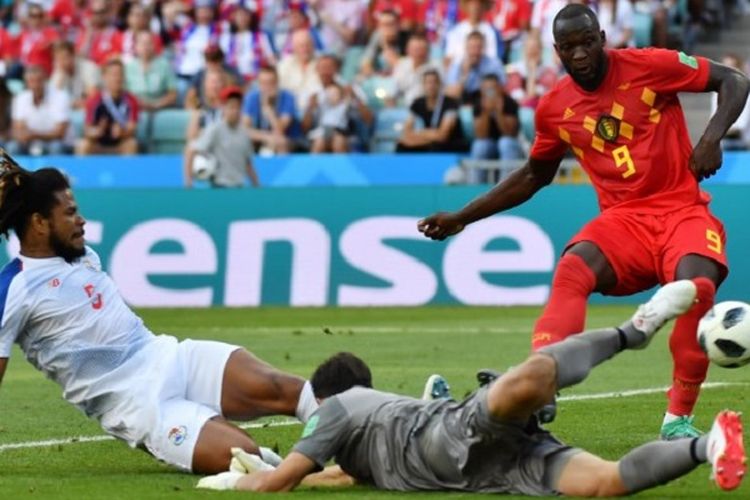 Usaha penyerang Belgia, Romelu Lukaku, menjebol gawang Panama digagalkan bek Roman Torres dan kiper Jaime Penedo pada laga Piala Dunia 2018 di Sochi, 18 Juni 2018. 