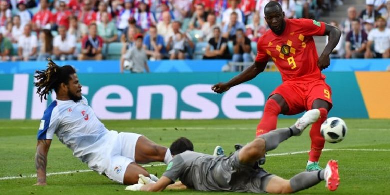 Usaha penyerang Belgia, Romelu Lukaku, menjebol gawang Panama digagalkan bek Roman Torres dan kiper Jaime Penedo pada laga Piala Dunia 2018 di Sochi, 18 Juni 2018. 