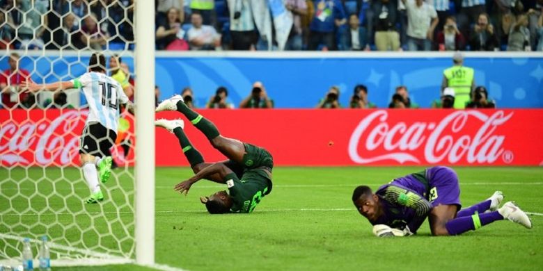 Kiper Nigeria, Francis Uzoho, gagal menahan tendangan kapten Argentina, Lionel Messi, saat kedua tim bertemu di St. Petersburg, 26 Juni 2018. 