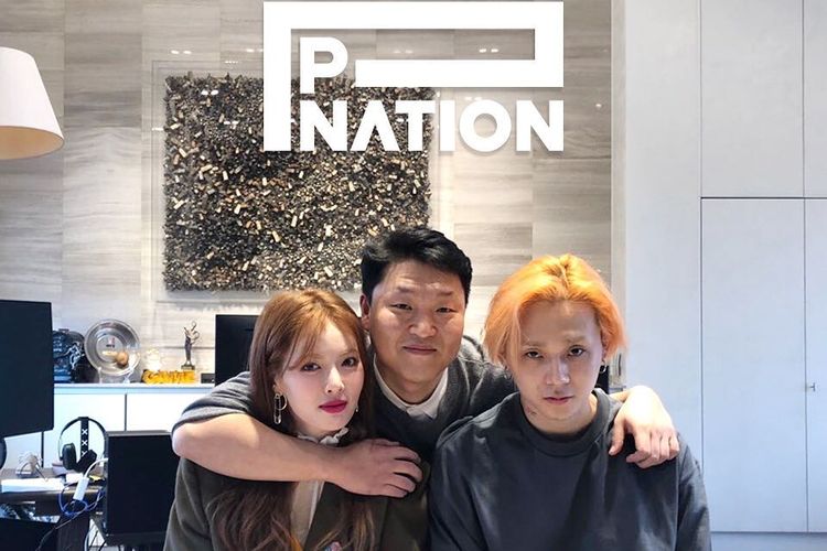 HyunA dan Edawn berpose dengan Psy usai menandatangani kontrak dengan agensi milik Psy, P Nation.