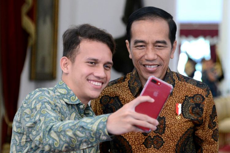 Egy Maulana Vikri melakukan swafoto atau selfie bersama Presiden Joko Widodo di Istana Negara, Jumat (23/3/2018). 
