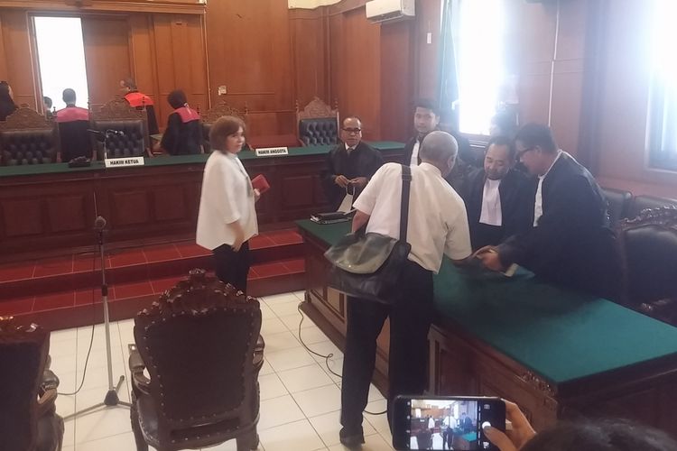 Mantan Dirut PT Pelindo III dan isterinya usai sidang putusan di PN Surabaya