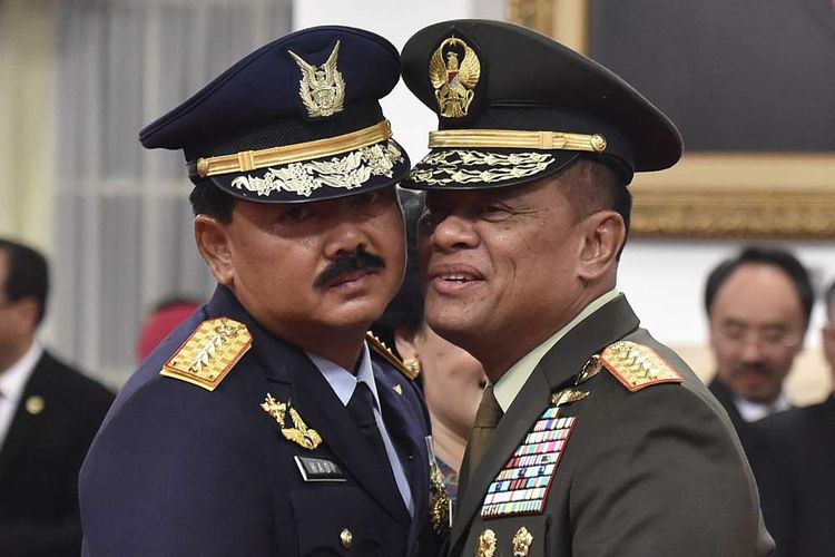 Panglima TNI Marsekal TNI Hadi Tjahjanto (kiri) berpelukan dengan mantan Panglima TNI Jenderal TNI Gatot Nurmantyo (kanan) usai upacara pelantikan di Istana Negara, Jakarta, Jumat (8/12/2017). Marsekal TNI Hadi Tjahjanto resmi menjabat sebagai Panglima TNI menggantikan Jenderal TNI Gatot Nurmantyo yang memasuki masa pensiun. 