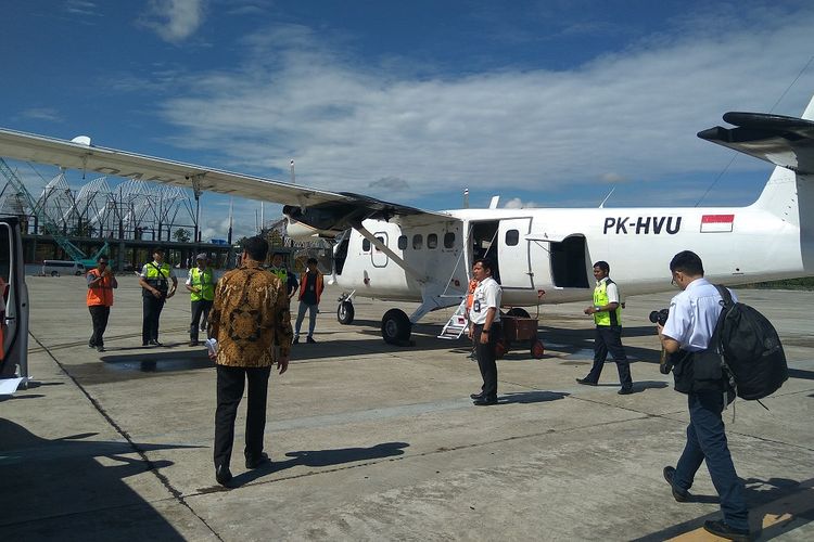 Menteri Perhubungan Budi Karya Sumadi sesaat akan terbang menggunakan pesawat Twin Otter yang dioperasikan Demonim Air dari Bandara Timika ke Nabire Papua, Rabu (20/12/2017).