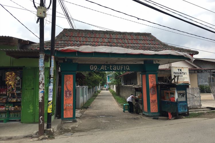 Gang At-Taufiq gerbang masuk menuju pemakaman atau kuburan keturunan Tionghoa, di Kecamatan Babelan, Kabupaten Bekasi, Jawa Barat, Selasa (30/1/2018). 