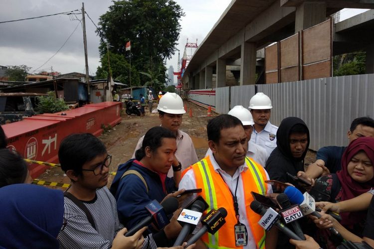Kepala Satuan Reskrim Polres Jakarta Timur AKBP Sapta Maulan Marpaung, melakukan olah TKP jatuhnya crane di Matraman, Senin (5/2/2018)