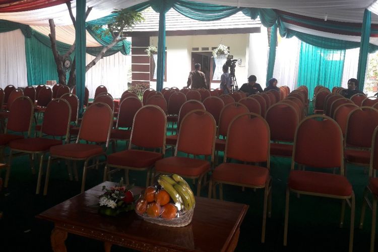 Puluhan kursi undangan sudah terjejer rapi di lokasi groundbreaking rumah DP 0 Rupiah di Rorotan, Jakarta Utara, Rabu (28/2/2018)