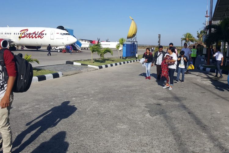 Para penumpang Batik Air tujuan Kupang-Jakarta saat diturunkan dari pesawat, karena adalah salah satu penumpang bercanda tentang bom, Senin (16/7/2018).