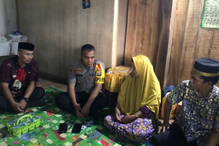 Kapolres Gowa, Sulawesi Selatan, AKBP Shinto Silitonga tengah menyampaikan nasib Muhammad Agus (25) kepada orangtua korban. Kamis, (6/12/2018).