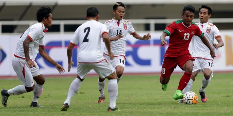 Pemain timnas Indonesia, Febri Hariyadi dikepung pemain timnas Myanmar saat pertandingan persahabatan Indonesia melawan Myanmar di Stadion Pakansari, Cibinong, Bogor, Jawa Barat, Selasa (21/3/2017). Indonesia kalah 1-3 melawan Myanmar.