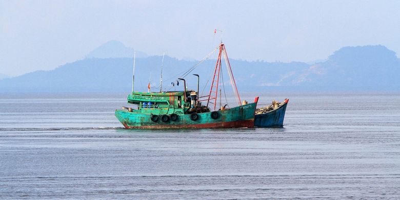Kapal nelayan asal negara Vietnam yang ditangkap Badan Keamanan Laut (Bakamla) karena menangkap ikan secara ilegal di wilayah Laut Natuna perairan Indonesia saat digiring menuju Stasiun Pengasawan Sumber Daya Kelautan dan Perikanan (PSDKP) Pontianak (24/3/2017).