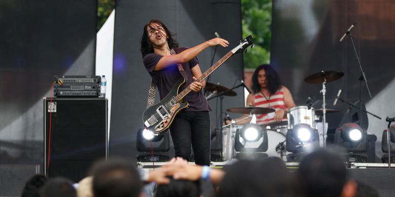 Band Kelompok Penerbang Roket tampil di hari pertama Festival Musik Rock JogjaRockarta di Stadion Kridosono, Yogyakarta, Jumat (29/9/2017). Jogjarockarta menampilkan band utama Dream Theater serta dimeriahkan band pembuka antara lain God Bless, Roxx, Power Metal, dan Death Vomit.
