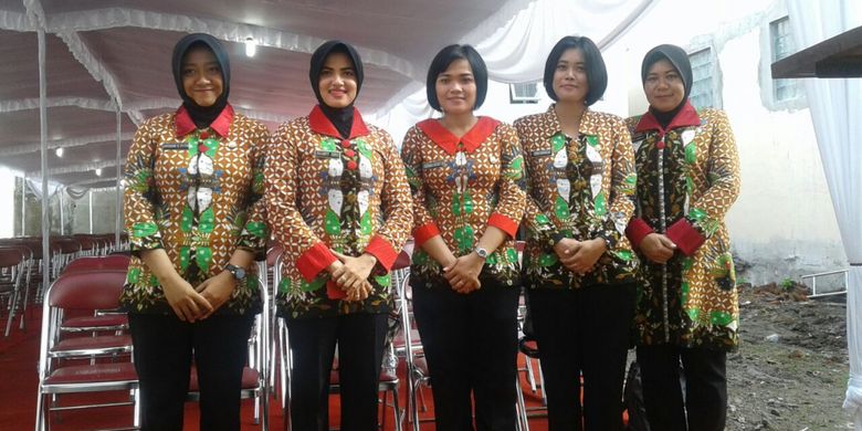 Jajaran polwan dari Polres Sragen ikut mengamankan proses pernikahan putri Presiden Jokowi, Kahiyang Ayu.