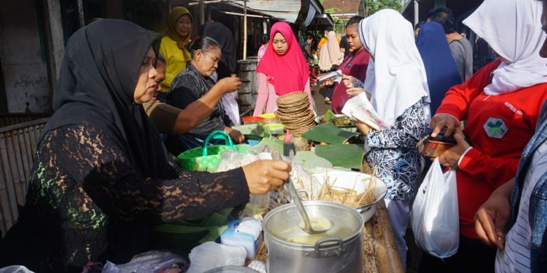 Pasar jajan tradisional di Desa Kemiren, Kabupaten Banyuwangi, Jawa Timur, Jumat (26/1/2018).