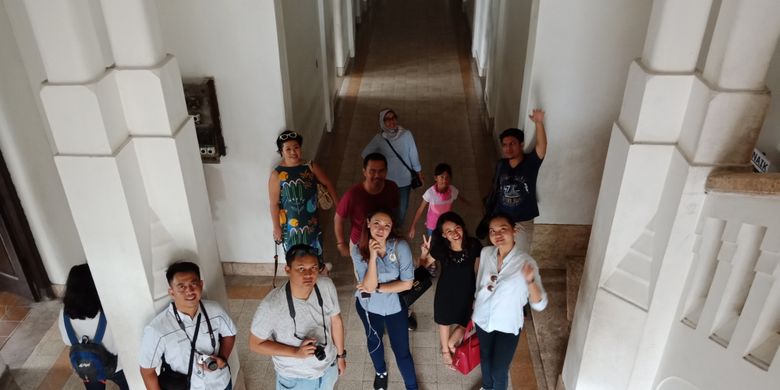Wisatawan sedang berfoto berlatarkan keindahan bangunan arsitektur Eropa, di Lawang Sewu, Semarang, Rabu (28/3/2018).