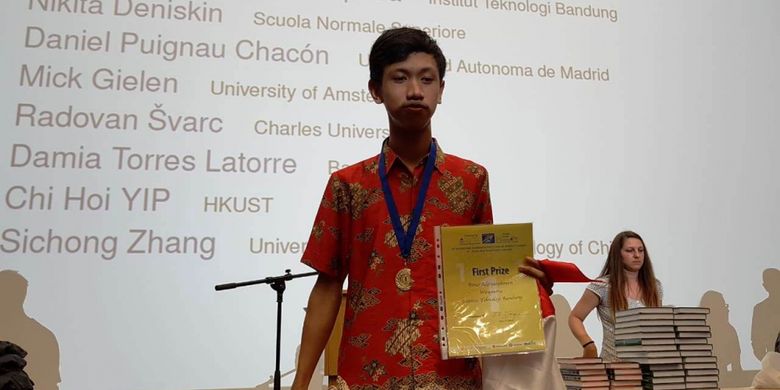 Bimo Adityarahman Wiraputra, mahasiswa Prodi Teknik Informatika, STEI-ITB raih medali emas dalam ajang International Mathematic Competition (IMC) 2018 di Bulgaria.