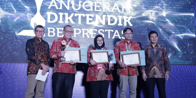 Kementerian Riset, Teknologi, dan Pendidikan Tinggi (Kemenristekdikti) memberikan penghargaan untuk dosen soshum berprestasi tahun 2018.