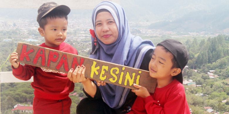 Wisatawan berfoto di spot pintu rumah di obyek wisata Buntul Rintis, di  Desa Tensaren, Kecamatan Bebesen, Kabupaten Aceh Tengah, Aceh.