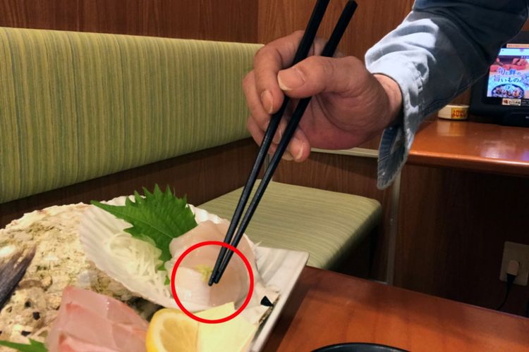 Oleskan wasabi pada sashimi