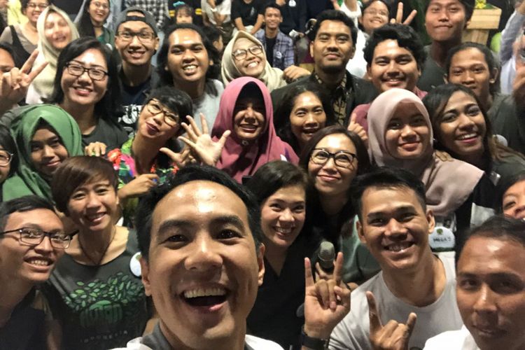 Pembawa acara kondang Indonesia Daniel Mananta (depan) berpose selfie bersama para peserta acara Open Mic yang digelar Hutan itu Indonesia, di Jakarta, Senin (3/9/2018) malam.  