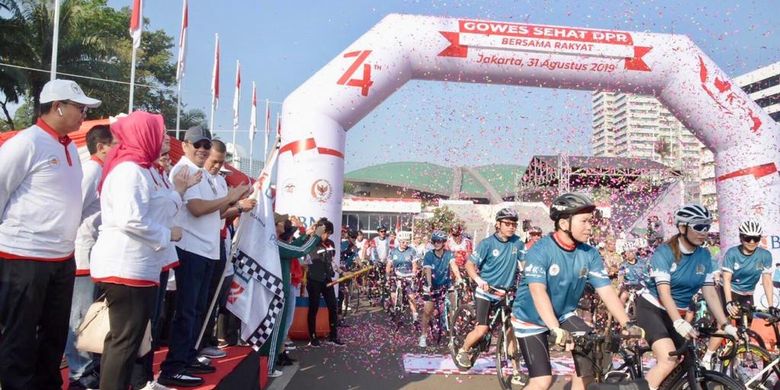 Gowes sehat salah satu kegiatan perayaan HUT DPR RI ke-74