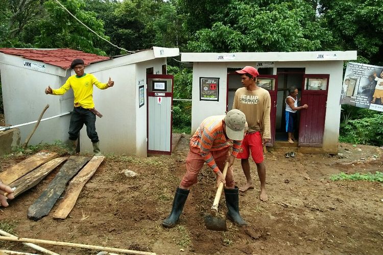 Warga bengisi kesibukan dengan bergotong royong memperbaiki fasilitas umum di huntara Desa Way Muli Timur Lampung Selatan