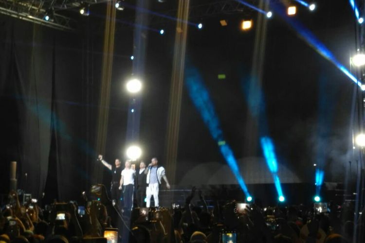 Boyzone memberi penghormatan terakhir sebelum  mengakhiri konser di Tennis Indoor, Senayan, Jakarta Pusat, Minggu (24/3/2019).