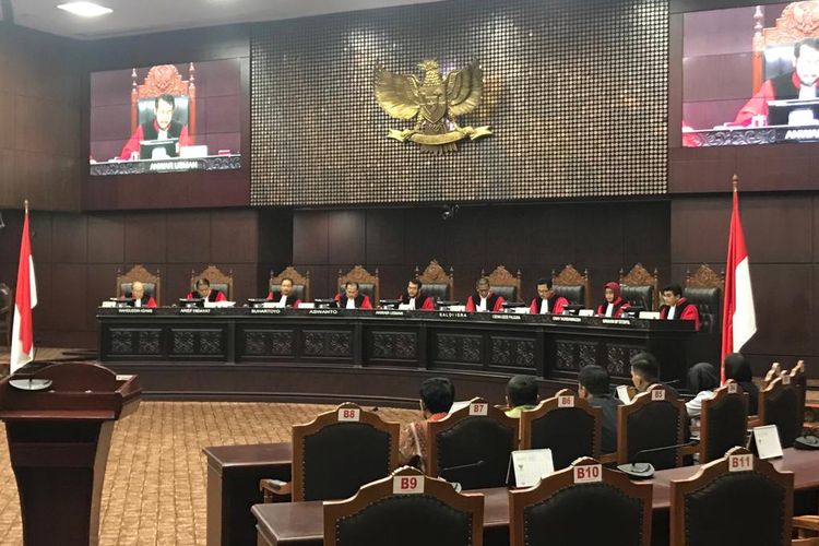 Ketua MK Anwar Usman membacakan amar putusan uji materi UU Pemilu, di Gedung MK, Jakarta, Kamis (28/3/2019).